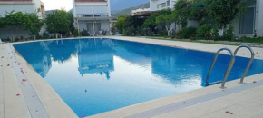 Havuzlu sitede villa